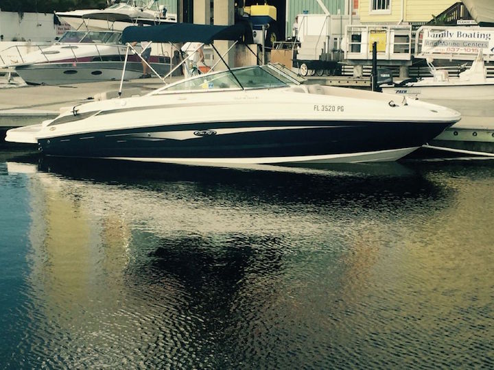 Sea Ray 240 Sundeck 2011 Starboard Docked