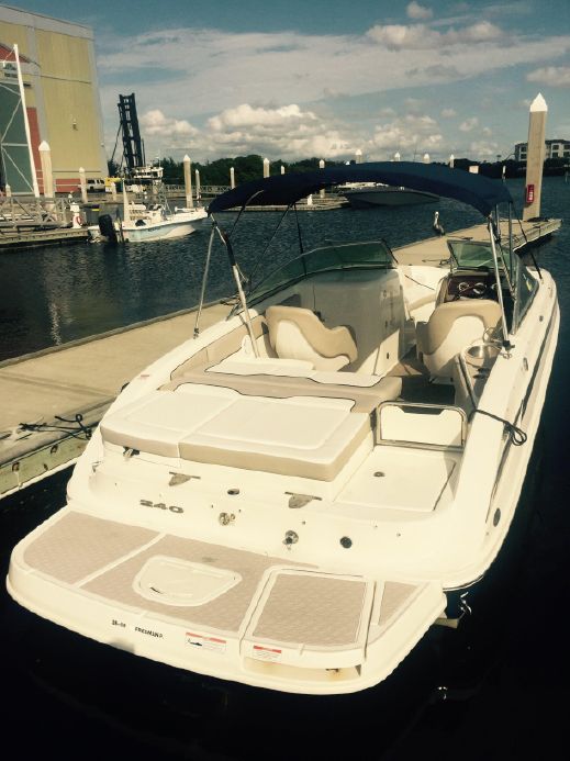 Sea Ray 240 Sundeck 2011 Transom