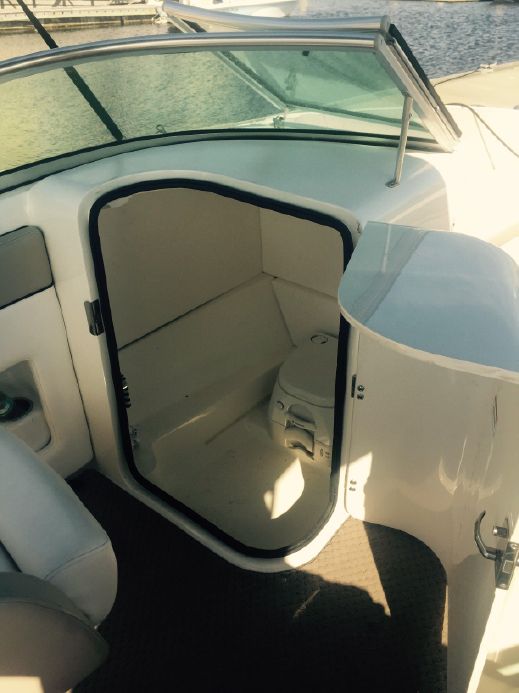 Sea Ray 240 Sundeck 2011 Enclosed Head