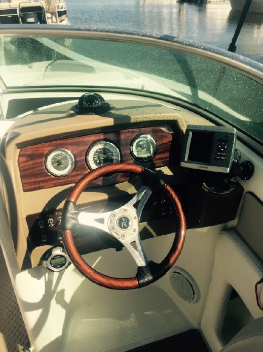 Sea Ray 240 Sundeck 2011 Helm