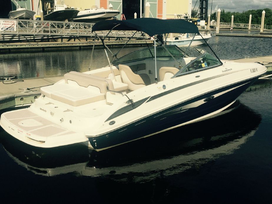 Sea Ray 240 Sundeck 2011 Starboard Side