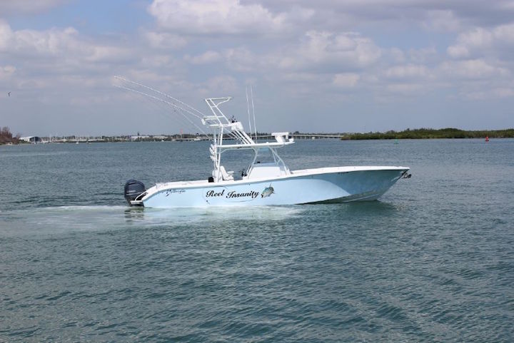 Yellowfin 390 CC 2014 Idling Side
