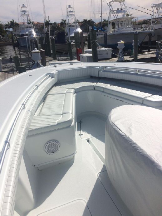 Yellowfin 390 CC 2014 Bow Seating