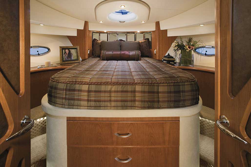 52 Cruiser Ovation Yachts VIP Stateroom